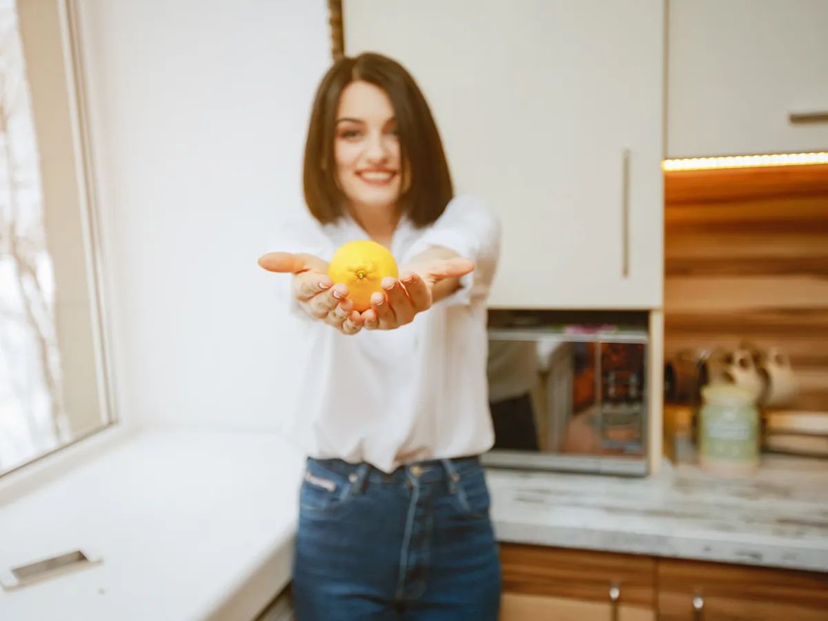 Motivul pentru care trebuie să pui în fiecare zi o coajă de lămâie pe calorifer. Tot mai mulți oameni fac asta - Foto: Freepik (Imagine cu rol ilustrativ)