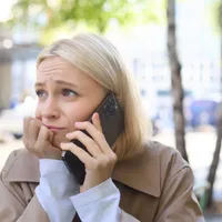 Femeie vorbește la telefon - Foto: Freepik (rol ilustrativ)