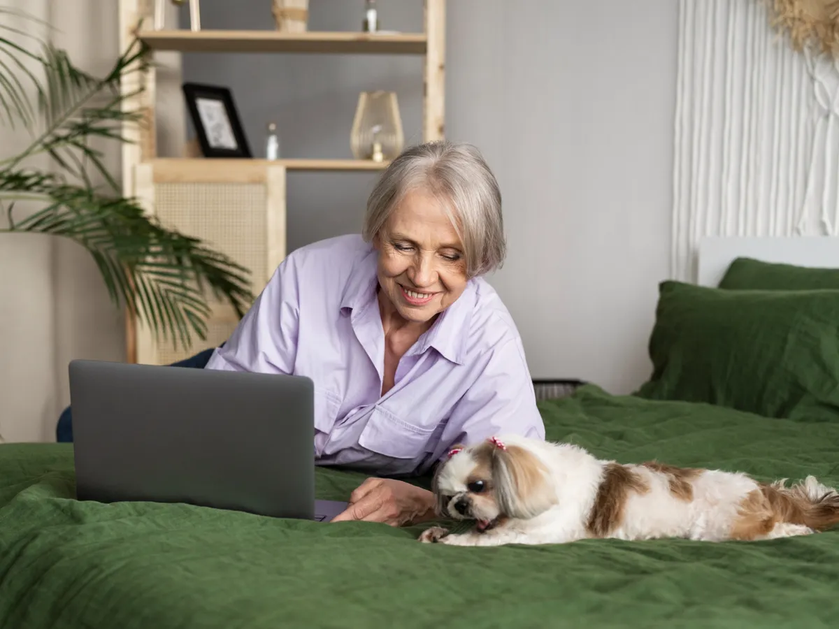 Pensionară cu animalul de companie lângă ea - Foto: Magnific.com (Imagine cu rol ilustrativ)