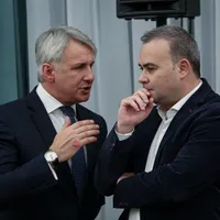 Eugen Teodorovici și Darius Vâlcov , discutând despre rezervele ascunse în cimitire Foto: INQUAM
