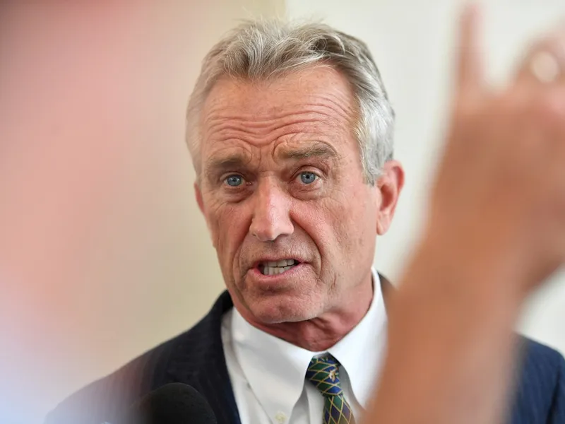 Robert Kennedy Jr. vrea să creeze o nouă pandemie globală. Gripa aviară, răspândită la liber la om - Foto: Profimedia images