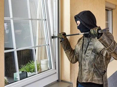 Persoană care jefuiește o casă - Foto: Freepik (rol ilustrativ)