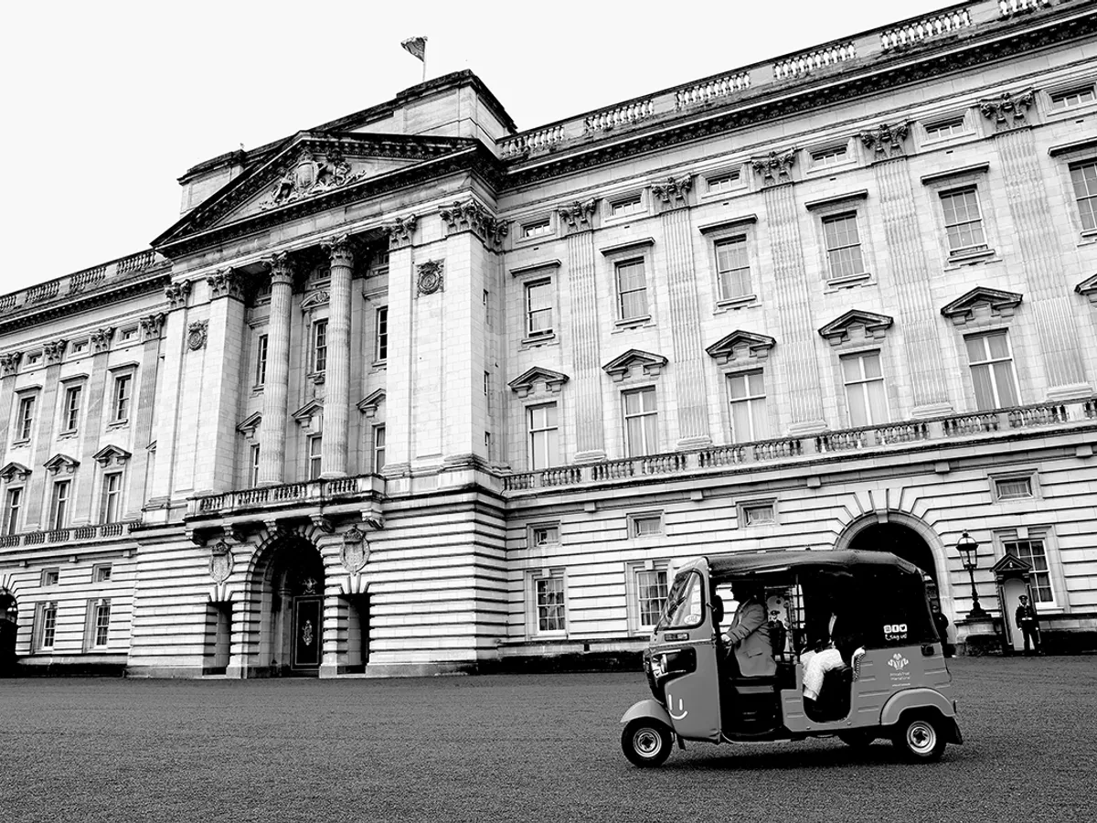 Ricșa electrică roz al lui Arti din India