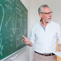 Profesorii pot folosi prima didactică pentru a plăti taxele la studiile universitare până în 2024 Foto: freepik.com- imagine cu rol ilustrativ