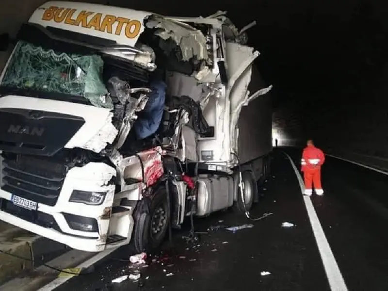 Accident grav! Două TIR-uri s-au „agățat” în Tunelul Bahna de pe DN6 - Foto: Facebook/Info Trafic 24