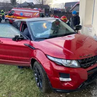 Mașina a distrus și peretele grădiniței Foto: bistriteanul.ro