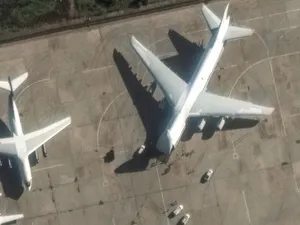 VIDEO&FOTO Noi imagini din satelit. Rusia folosește cele mai mari avioane din lume pentru a-și retrage tehnica militară din Siria