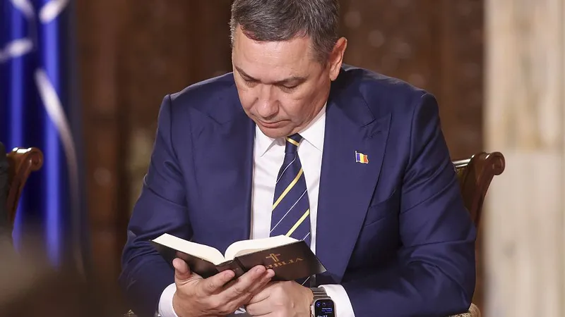 Victor Ponta, susţinut de Adrian Năstase, lecturând din Biblie, la dezbaterea electorală de aseară, de la TVR - Foto: INQUAM PHOTOS/George Călin