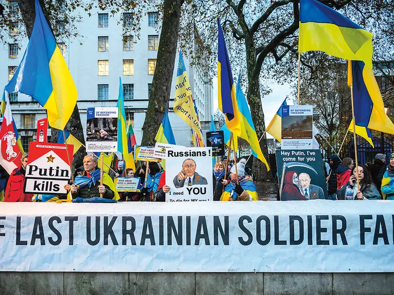 Ucraineni și ruși s-au adunat între Downing Street și Ministerul Apărării, în Westminster, pentru a cere ca Putin să oprească războiul și invazia Ucrainei - Foto: Profimedia Images