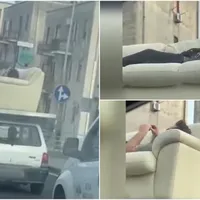 Tânăr surprins întins pe o canapea aflată pe plafonul unei mașini în mers. Ce a pățit șoferul - Foto: Observator