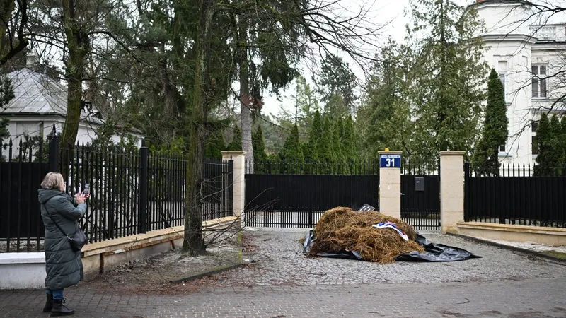 Grămadă de bălegar de două tone, aruncată în fața reședinței ambasadorului rus în Polonia - Foto: Profimedia Images