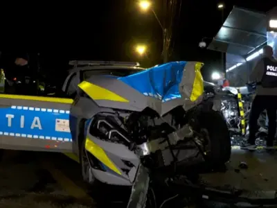 Un BMW de poliție, făcut praf de un vitezoman de 19 ani. „Un polițist rănit avea capul spart” - Foto: captură video