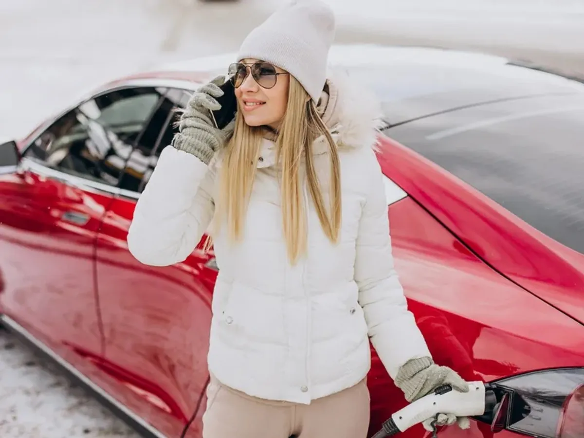 Mașină electrică Tesla la încărcat - Foto: Freepik (imagine cu rol ilustrativ)