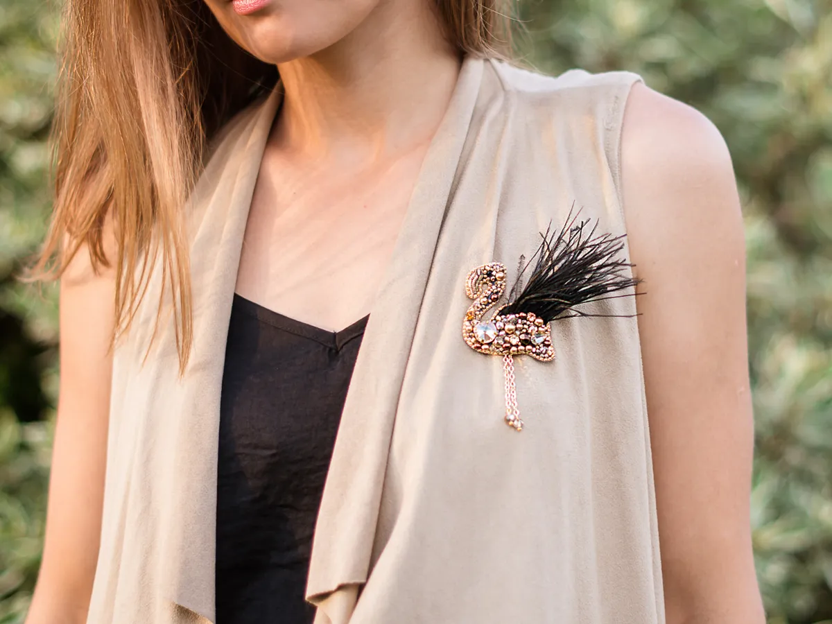 Ce accesoriu purtat de bunici e acum la fel de dorit ca un obiect de lux? Strălucește în orice ținută