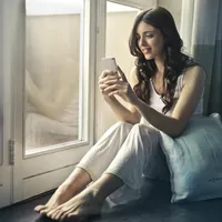 Ce buton nu trebuie să atingi niciodată când vorbești la telefon. De ce surpriză neplăcută ai parte? - Foto: Pexels / Andrea Piacquadio