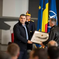 Ministrul Leș (stânga), cu mâinile pe achizițiile de armament/FOTO: Facebook.com