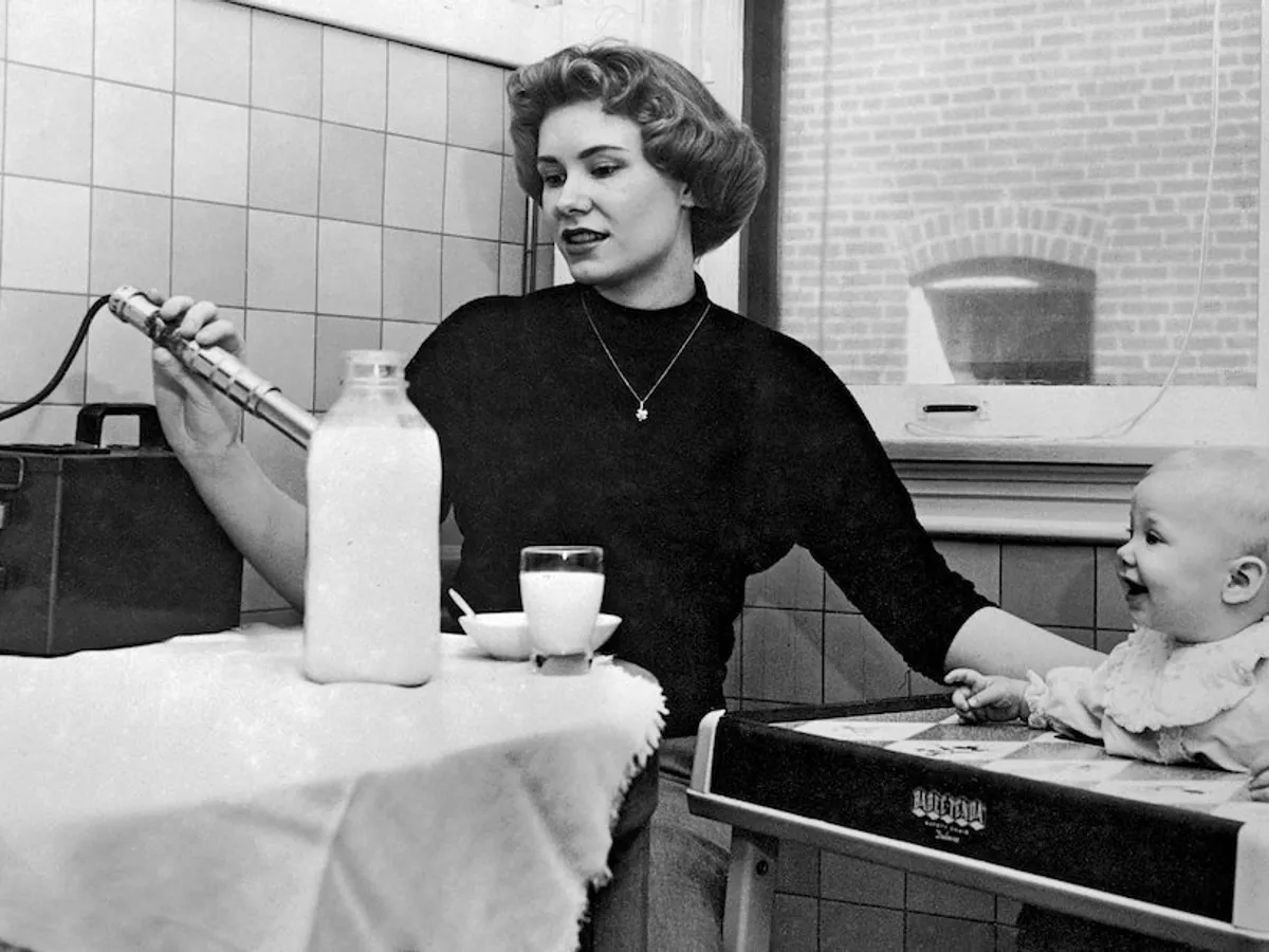 Teama de contaminarea cu radiații a determinat o mamă să testeze laptele administrat copilului ei, în 1960