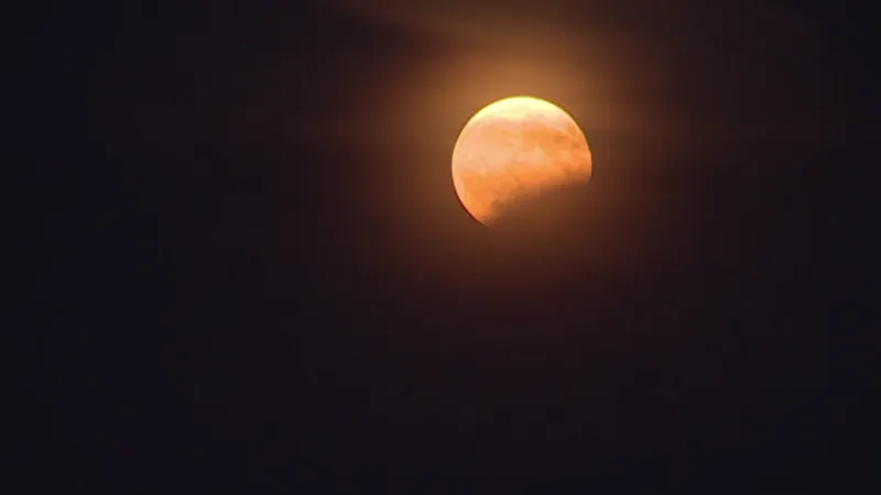Eclipsă totală de Lună, în noaptea de duminică spre luni. / Foto: stirileprotv.ro