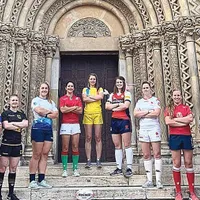 Emilia Vizitiu, în centru, alături de căpitanii celorlalte echipe participante  la Rugby Europe  7’s Trophy
