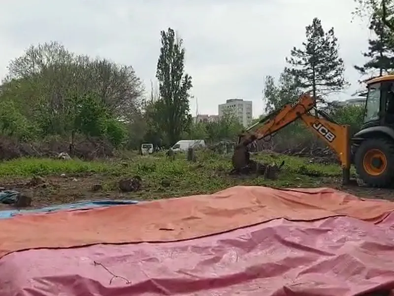 Lucrări de îndepărtare a vegetaţiei din zona retrocedată a Parcului IOR - Foto: captură video Facebook/Grupul de Inițiativă Civică IOR - Titan