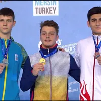 Gimnastul român Gabriel Burtănete, în mijloc