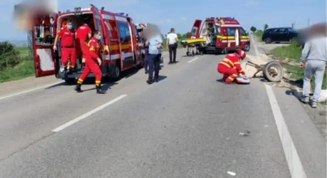 Căruță, spulberată de un autocar pe Drumul European 85. / Foto: Info Trafic 24, Facebook