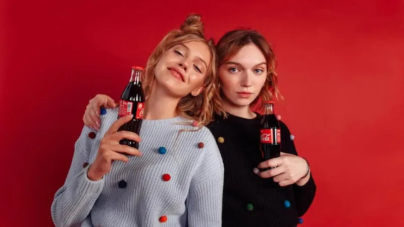 Femei care consumă Coca-cola / Profimedia Images (imagine cu rol ilustrativ)