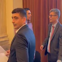 VIDEO Simion aplică un cot în stomac pentru a ajunge și a-i cere socteală ministrului energiei / youtube