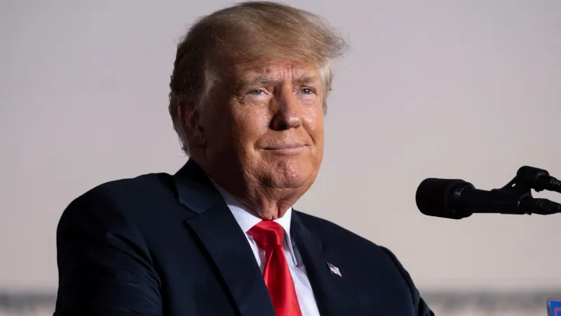 Trump a cerut unui judecător federal să forţeze Twitter să îi repună în funcţiune contul / Sky News