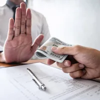 Angajații unor supermarketuri au primit mită 30.000 euro pentru a vinde fructe neconforme Foto: Freepik (fotografie cu caracter ilustrativ)
