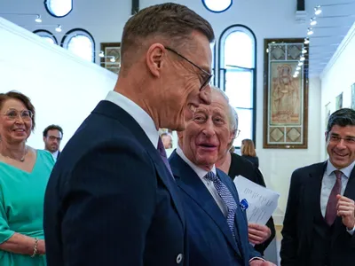 Alexander Stubb şi Regele Charles al III-lea al Marii Britanii, la o expoziţie - Foto: Profimedia Images