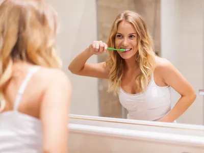 Greșeli banale care transformă periuța de dinți într-un focar de bacterii. Îți strici dantura, te îmbolnăvești - Foto: Freepik (Imagine cu rol ilustrativ)