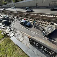 Imaginile ce explică cum a sărit un șofer cu mașina în Pasajul Lujerului. A încurcat pedalele -  Foto: Facebook/Info Trafic Bucuresti si Ilfov
