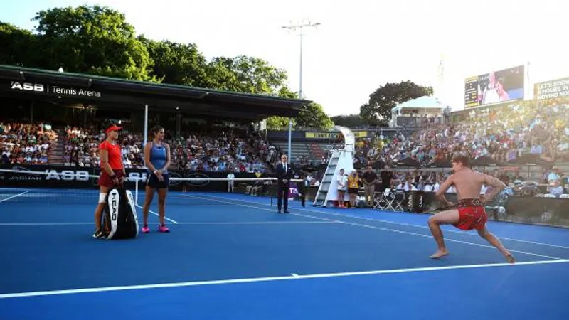 Bianca Andreescu (Canada) și Julia Goerges (Germania) asistă la un dans tradițional înainte de finala de la Auckland, Noua Zeelandă, în 2019. Foto: Guliver/Getty Images