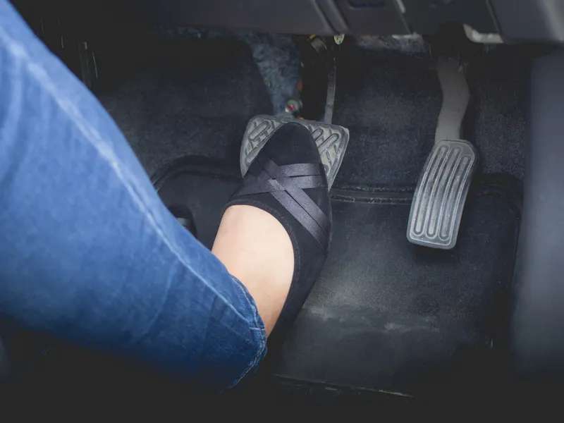Ce trebuie să faci dacă ți se blochează pedala de accelerație a mașinii în mers? Nu intra în panică! - Foto: Freepik (Imagine cu rol ilustrativ)