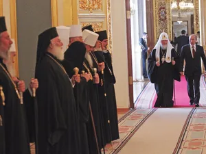 Președintele Rusiei, Vladimir Putin, și Patriarhul Kirill  al Bisericii Ortodoxe Ruse, riscă să-și piardă o bună parte din influența asupra lumii ortodoxe. Visul Rusiei de a fi „A treia Romă“ se destramă - Foto: Getty Images