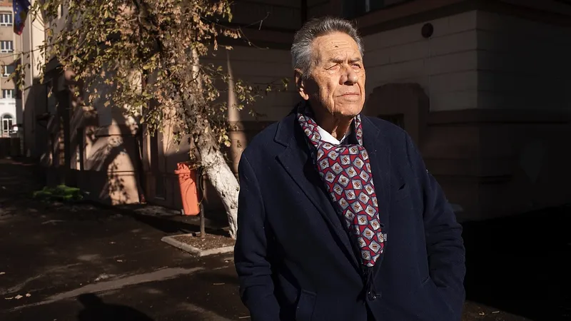 Nicolae Vărzariu în curtea liceului IL Caragiale cu prilejul marcării de către instituție a actului de donare a bibliotecii în anul 1987 Foto: Mugur Vărzariu