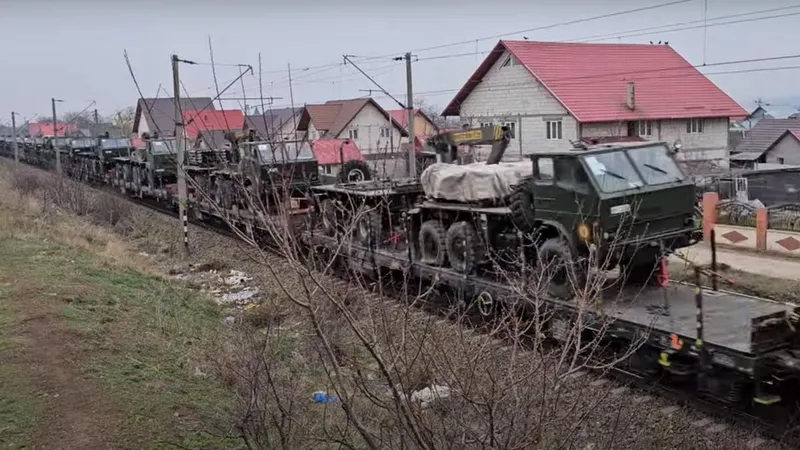 Tren cu zeci de lansatoare de rachete românești MLRS APR-40, surprins în drum spre Ucraina - Foto: captură video