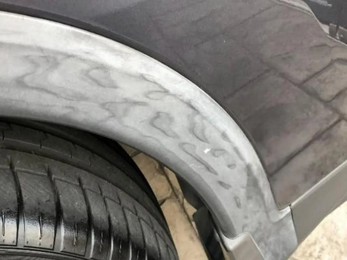 Ai plastice decolarate pe mașină? Iată două trucuri prin care le poți reda look-ul de nou - Foto: Facebook (Imagine cu rol ilustrativ)