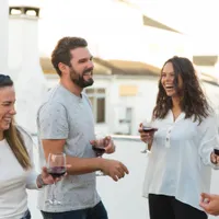 Cine bea alcool e predispus să facă 6 tipuri de cancer. Beneficiile vinului roșu sunt un mit, spun medicii - Foto: Freepik (rol ilustrativ)