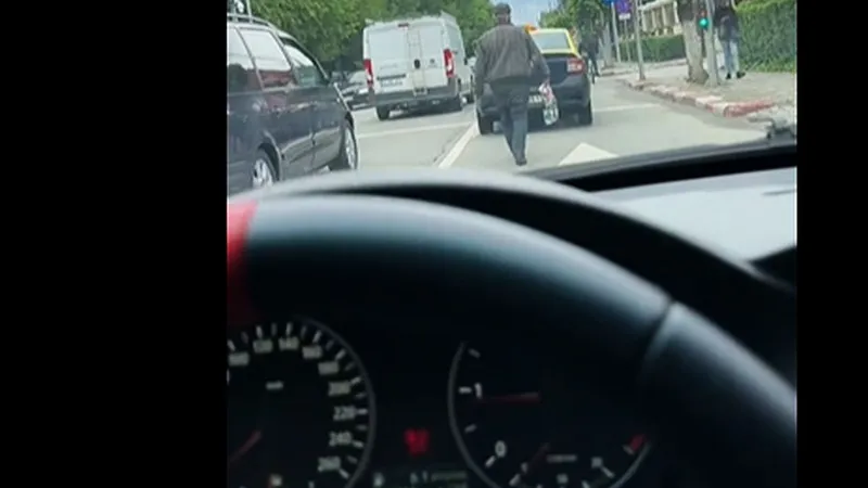 VIDEO Un pieton beat se crede maşină şi pleacă odată cu ele, de la stop - Foto: Facebook/emma_food533