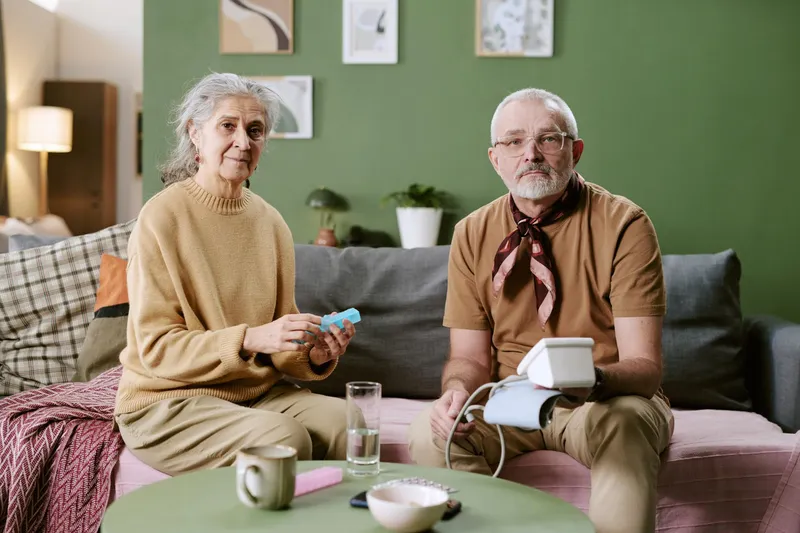 Pensionari bolnavi - Foto: Freepik