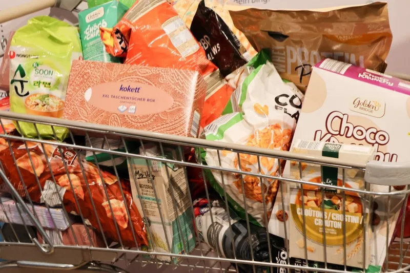 Coş de cumpărături în reţeaua Aldi, în Basel, Elveţia - Foto: Profimedia Images (Imagine cu caracter ilustrativ)