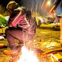 Migranți în Calais. Foto: Twitter Andrew Hasson