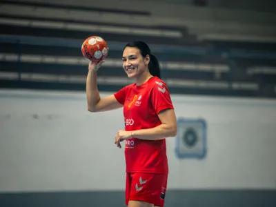 Cristina Neagu a jucat ultimul meci oficial din cariera de 25 ani. A fost ovaționată minute în șir - Foto: Facebook / Cristina Neagu