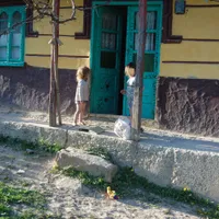 Fetele familiei Alecsa, din județul Neamț, a căror poveste a prezentat-o Newsweek România, trăiesc în sărăcie lucie. Oamenii se întrețin din ajutoarele sociale. FOTO: Newsweek România - Flavia Drăgan