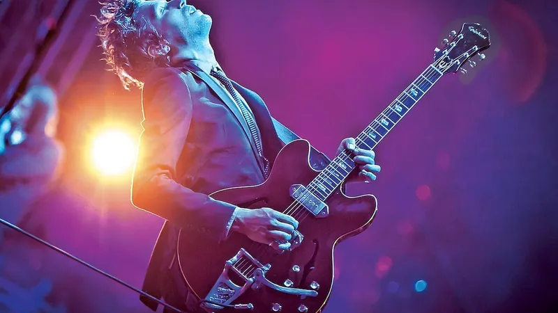 Cântă încă o dată, Dan Kessler pe scenă,
în Los Angeles, în 2017,
în timpul turneului
aniversar al trupei
Bright Lights