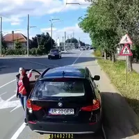 O șoferiță de BMW s-a supărat pe tramvai. N-a sărit de pe șine ca să o depășească. - Foto: captură video