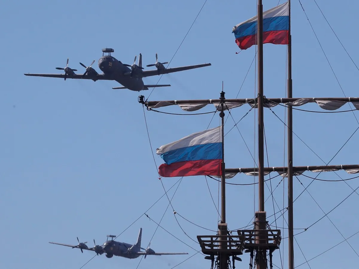 Avioane antisubmarin IL-38N survolând râul Neva - Foto: Profimedia Images