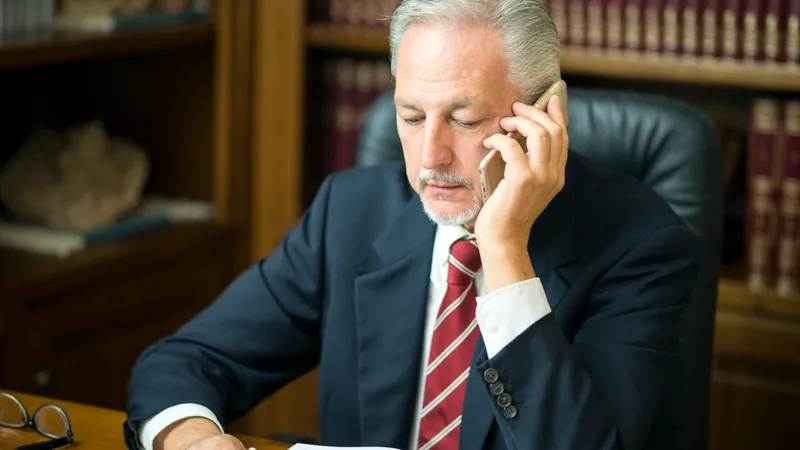 Magistrat vorbind la telefon - Foto: Freepik